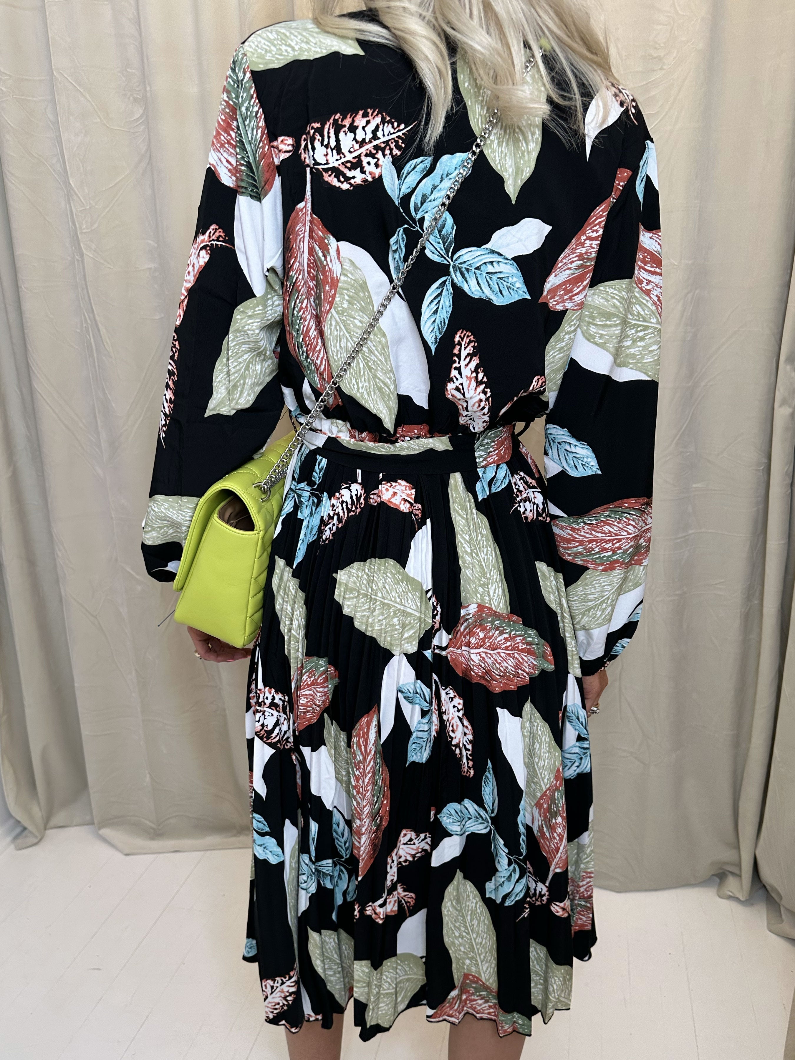 Blanca Leaf - Söt sommarklänning med plisserad kjol